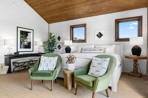 House, 1 King Bed (Maggie May at Salt Water Farm) | 1 bedroom, individually decorated, individually furnished, bed sheets