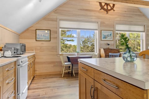 House, 1 Queen Bed (Riverbend Perch) | Private kitchen