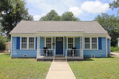 The cutest porch on the cutest street...45 seconds from Texas A&M Campus.