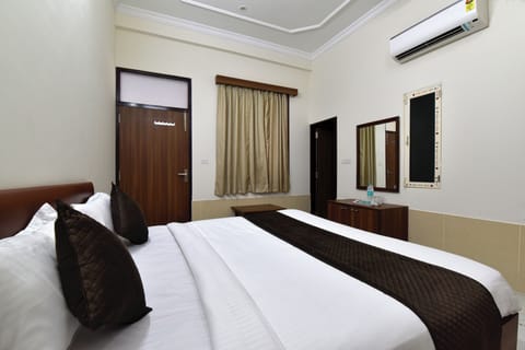 Deluxe Room, Garden View | Bathroom | Shower, towels, soap, shampoo