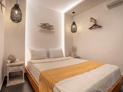 Family Villa | Minibar, desk, bed sheets