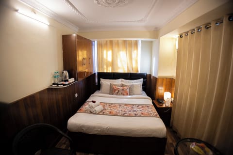 Luxury Double Room | Soundproofing, WiFi (free)