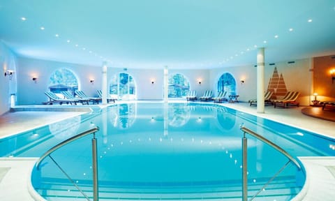 Indoor pool, sun loungers