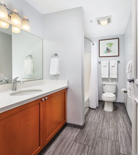 Combined shower/tub, hair dryer, towels