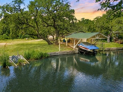 Welcome to Grace Cottage - a peaceful waterfront retreat, beautiful shade trees on Lake LBJ