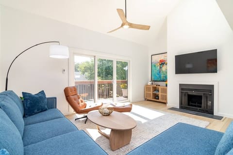 Relax on the comfortable sofa and enjoy your favorite shows on the Smart TV after a day at the beach.