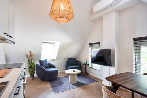 Bright & stylish living room with Smart TV, air conditioning, and comfortable seating in this modern apartment in the heart of Velden, Limburg. Perfect for a relaxing stay for 2 guests.