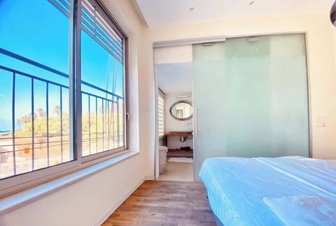 spacious bedroom with Ocean view. Overlooking one of the best surfing location in Israel - Hilton beach