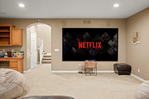 House | 6 bedrooms, high-speed internet