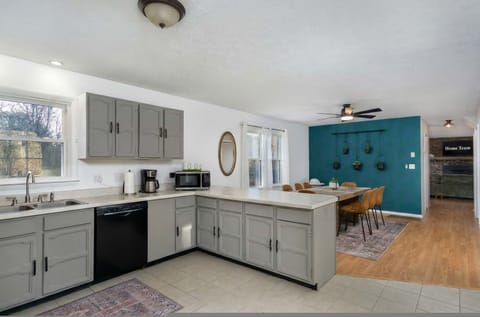 House | 5 bedrooms, high-speed internet