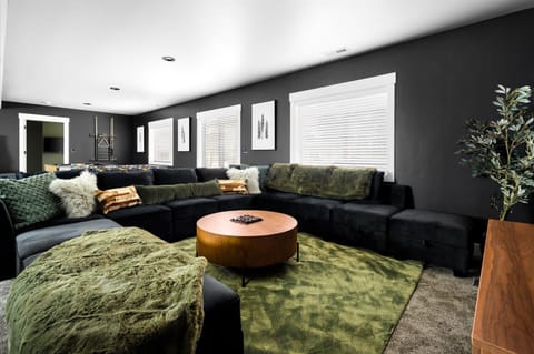 House | 6 bedrooms, high-speed internet