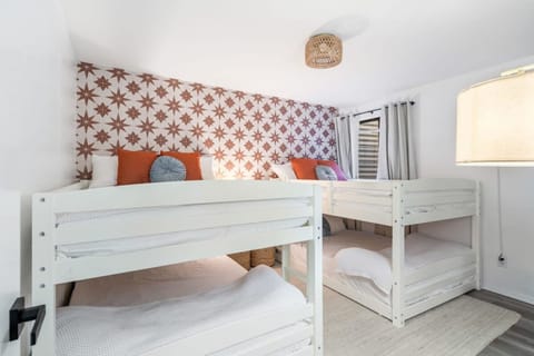House | 6 bedrooms, high-speed internet