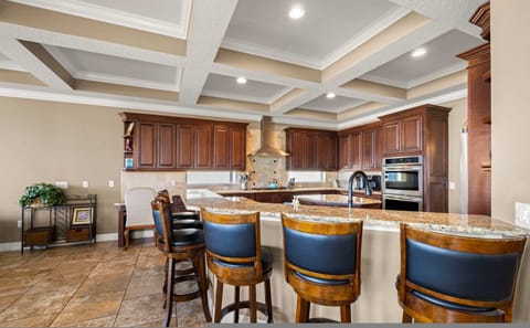 House | 5 bedrooms, high-speed internet