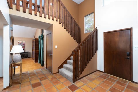 House | 5 bedrooms, high-speed internet