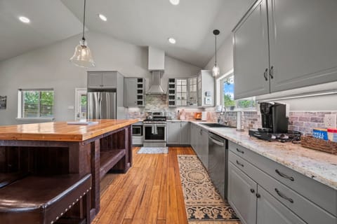 House | 5 bedrooms, high-speed internet
