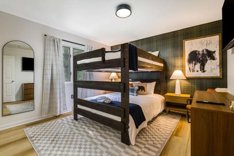 House | 6 bedrooms, high-speed internet