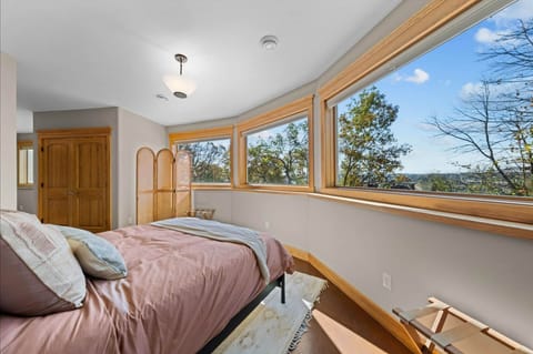 House | 5 bedrooms, high-speed internet