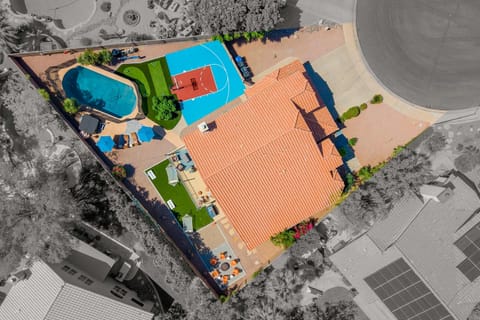 House | 5 bedrooms, high-speed internet