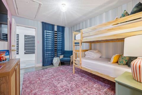 House | 5 bedrooms, high-speed internet