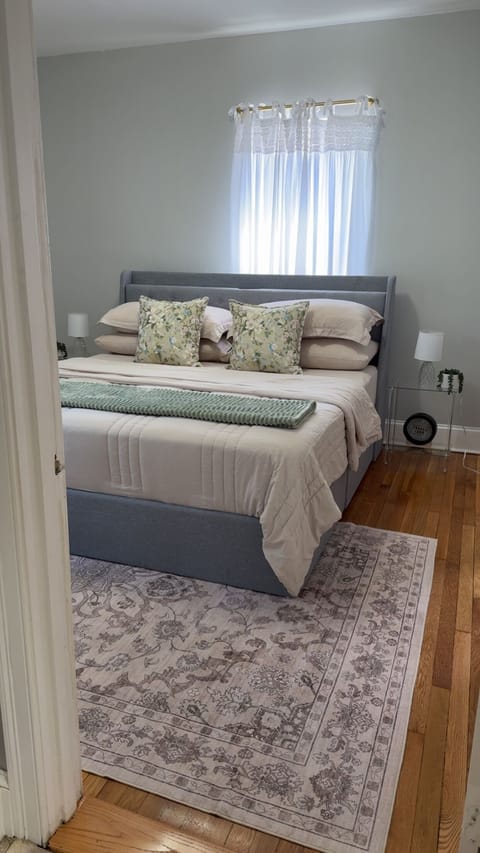 Master br with king size bed and in unit washer and dryer inside walk in closet.