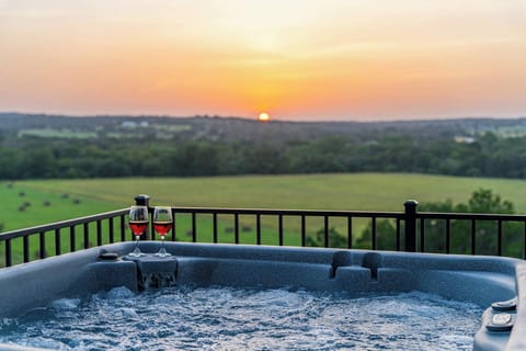 Hot tub with Hill Country Views!