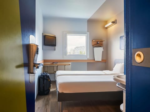 Twin Room, 2 Twin Beds | Desk, soundproofing, free WiFi, bed sheets