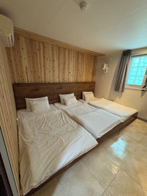 Triple Room | Desk, WiFi (free)