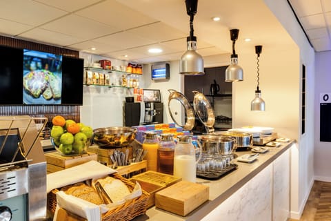 Daily buffet breakfast (GBP 10.90 per person)
