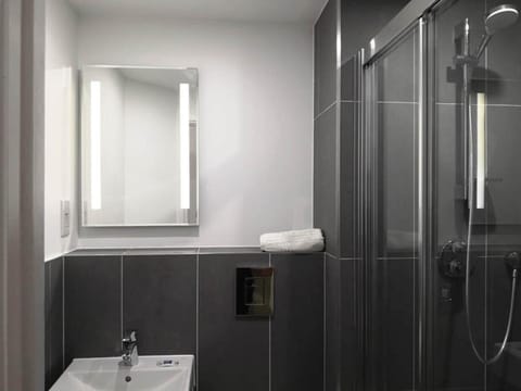 Shower, eco-friendly toiletries, towels