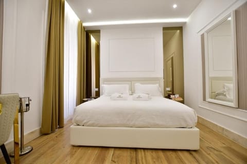 Deluxe Suite, 1 King Bed, Non Smoking, City View | In-room safe, blackout drapes, soundproofing