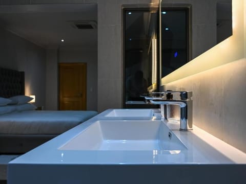 Executive Suite, 1 King Bed, Air conditioning, Pool View | Minibar, in-room safe, WiFi (free)