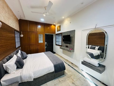 Memory foam beds, in-room safe, blackout drapes, WiFi (free)