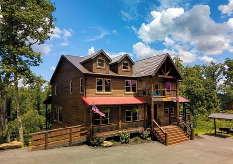 Spacious mountain cabin with wraparound porches and peaceful wooded views