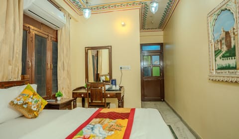 Deluxe Double Room | In-room safe, iron/ironing board (on request), WiFi (free)