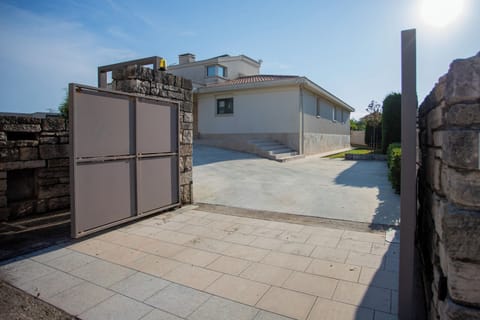 Luxury House, 4 Bedrooms, 2 Bathrooms (Villa Lara With Pool Walk To Sea) | Property grounds