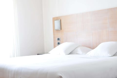 Comfort Room, 1 Queen Bed | Minibar, in-room safe, desk, blackout drapes