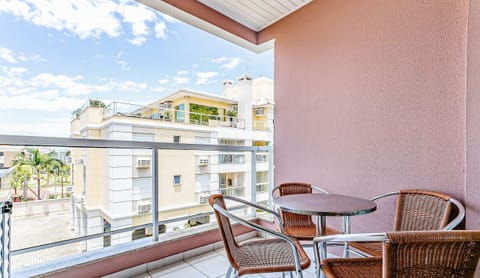 Basic Apartment | Outdoor dining