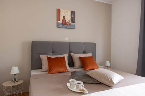 House | In-room safe, iron/ironing board, cribs (free), WiFi (free)