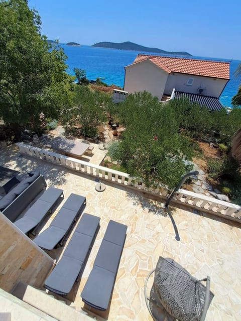 House | Terrace/patio