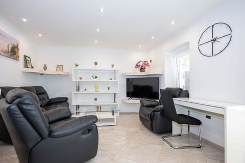 House | Living room | Smart TV