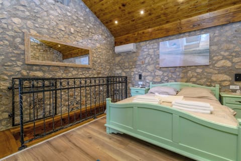 House | In-room safe, iron/ironing board, WiFi (free)