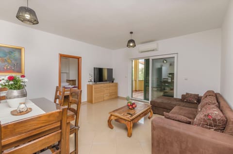 Apartment (A1) | Living room | Smart TV