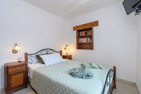 House | Laptop workspace, iron/ironing board, WiFi (free)