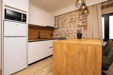 Apartment (A1) | Private kitchen | Fridge, microwave, stovetop, cookware/dishes/utensils