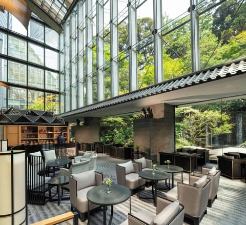 4 restaurants; lunch and dinner served