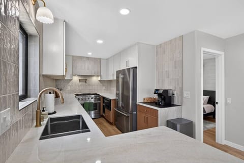 Sparkling clean kitchen, fully-stocked with all the cookware you`d need