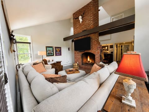 Vaulted ceilings, sectional sofa, fireplace