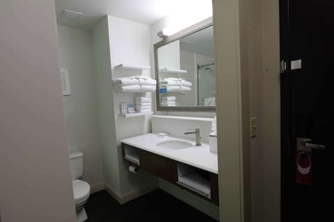 Two queen beds non smoking | Bathroom | Free toiletries, hair dryer, towels
