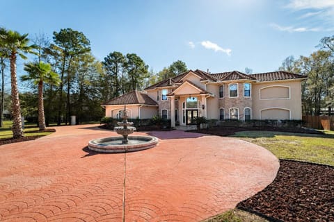 First impressions? Absolutely nailed it. From the moment you pull up, this home says, “Your getaway starts here”—and honestly, we couldn’t agree more.