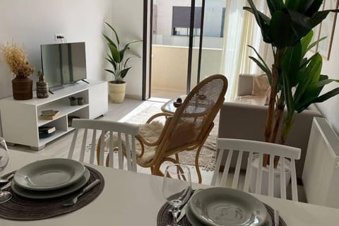 Apartment, 1 Bedroom, Smoking, Balcony | Dining room